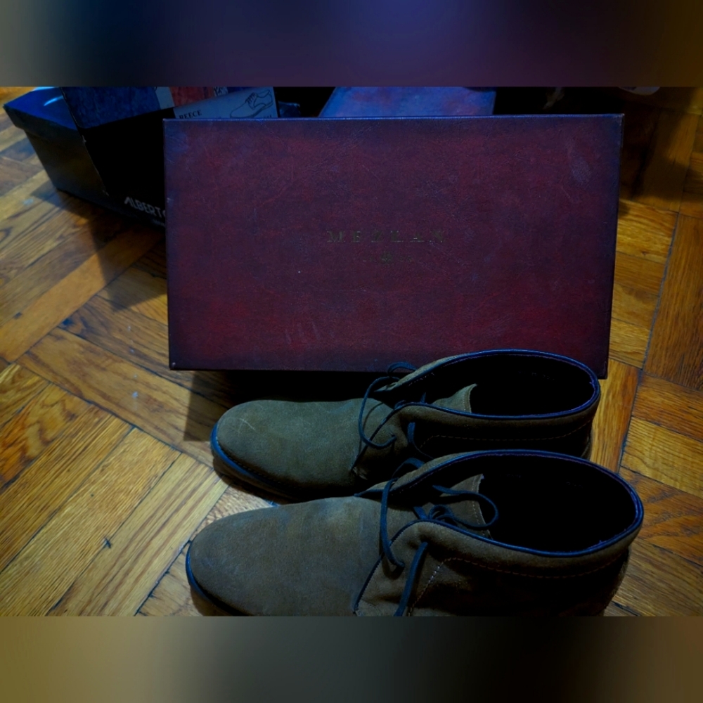 Mezlan Italian made suede chukka boots.